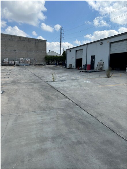 More Photos Of 307-311 Lombrano St, San Antonio Warehouse For Sale