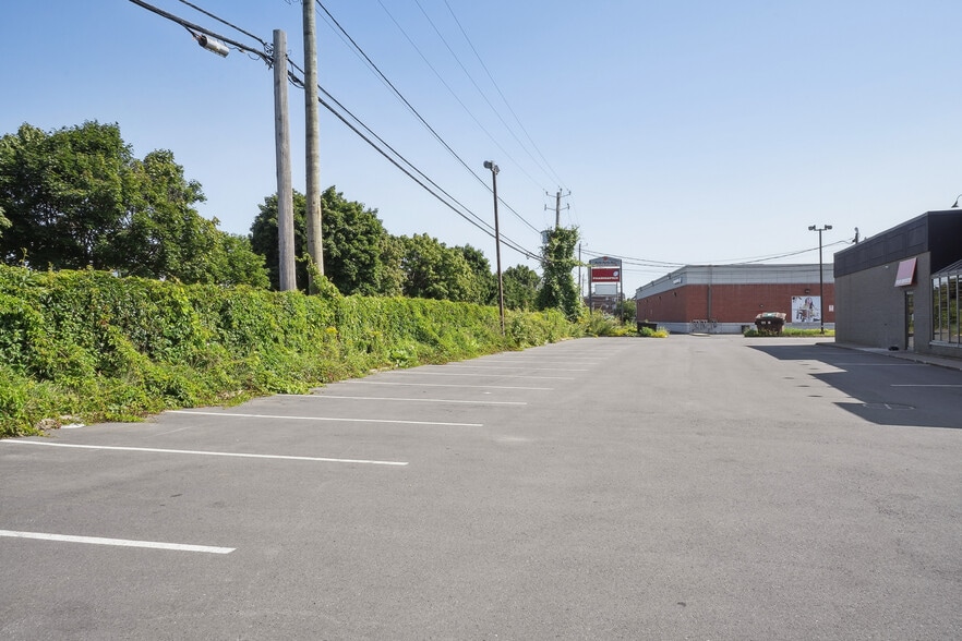 More Photos Of 80-90 Rue Quévillon, Varennes Convenience Store For Sale