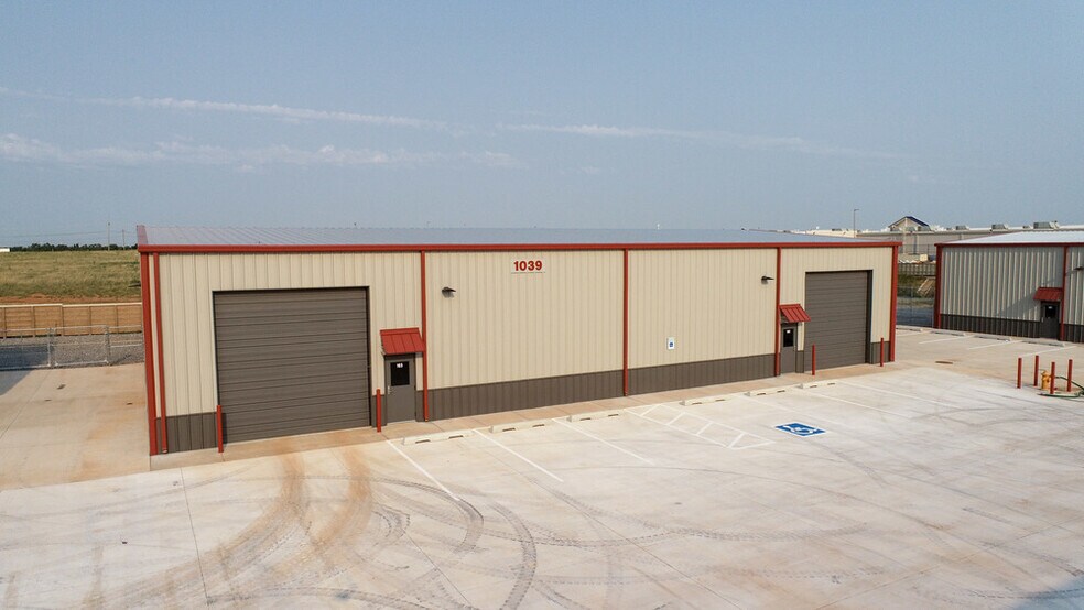 More Photos Of 1031 Thunderbird Lane, Mustang Warehouse For Lease