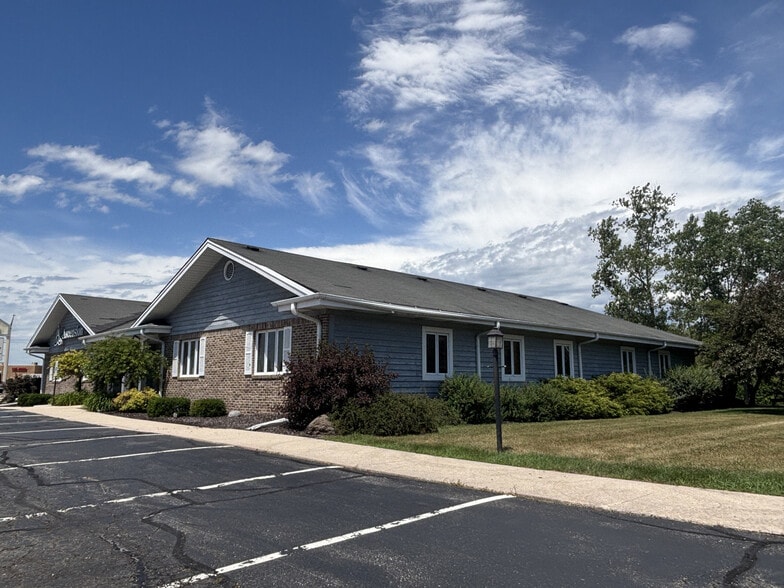 Primary Photo Of 830 E Green Bay Ave, Saukville Medical For Lease