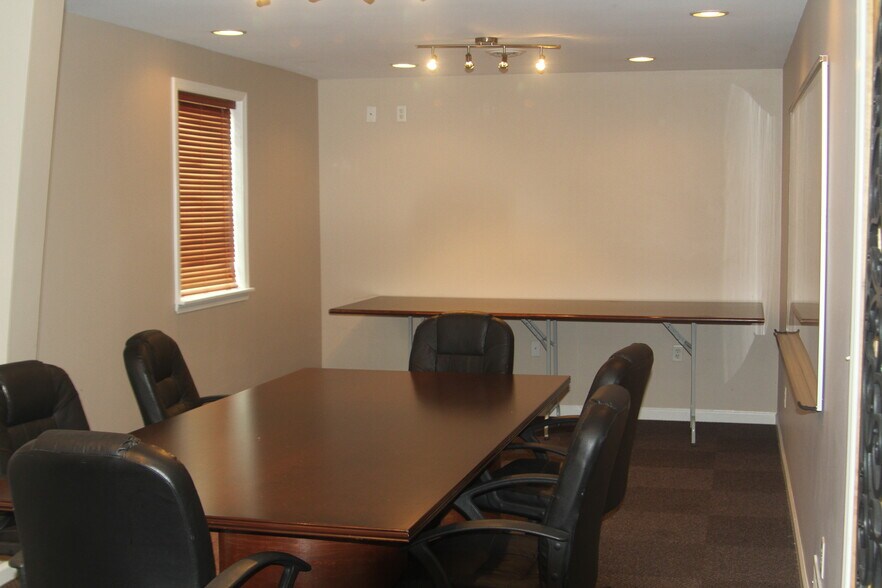 More Photos Of 210 N West St, Hillsboro Office For Sale