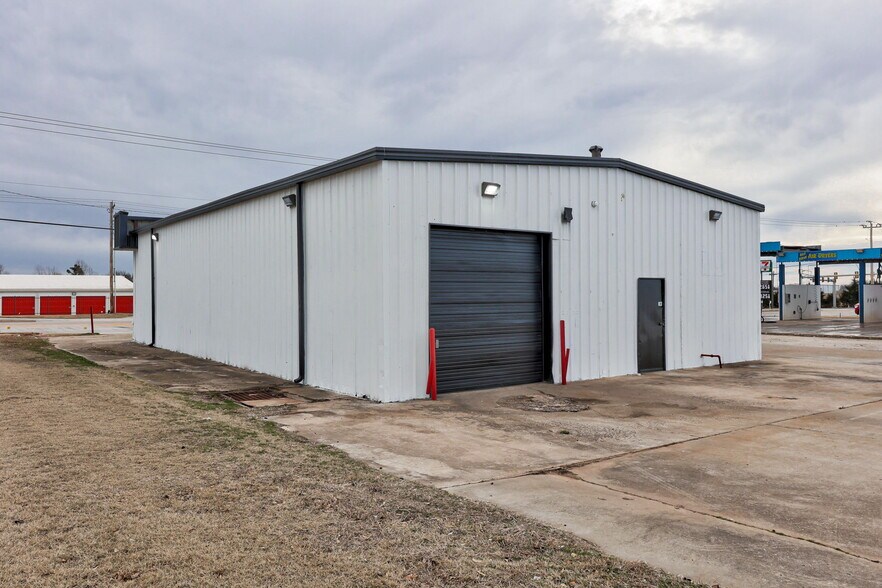 More Photos Of 1809 S Eastern Ave, Moore Auto Repair For Sale