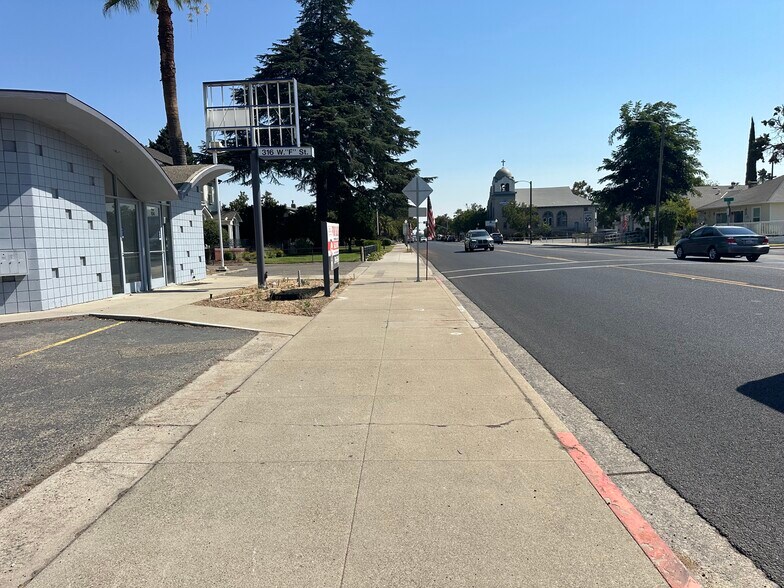 More Photos Of 316 W F St, Oakdale Storefront Retail Office For Sale