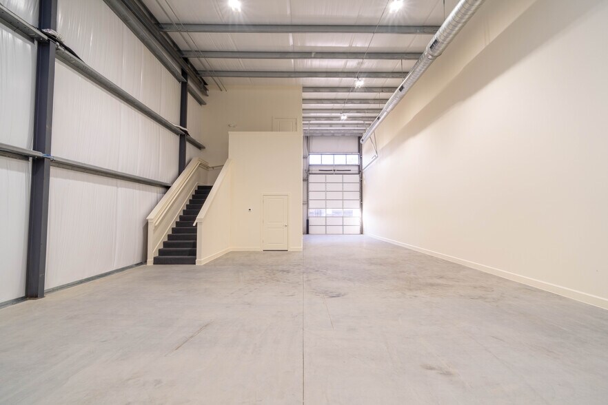 More Photos Of 23645 Gosling Rd, Spring Showroom For Lease
