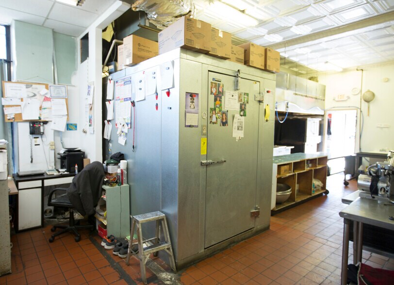 More Photos Of 49 Franklin St, Belleville General Retail For Sale