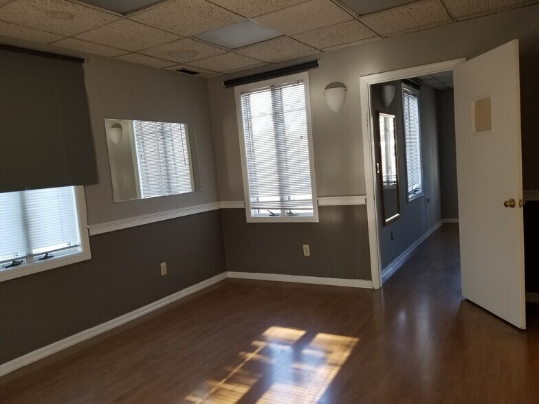 More Photos Of 422 Main St, Fort Lee Freestanding For Lease