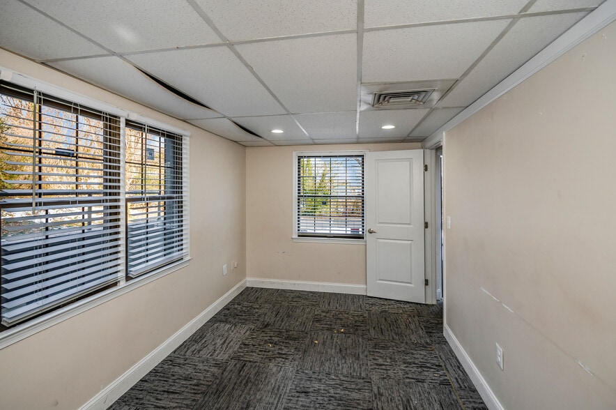 More Photos Of 1502 Featherstone Rd, Woodbridge Medical For Sale