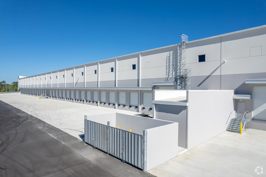 More Photos Of 5281 L B McLeod Rd, Orlando Warehouse For Lease