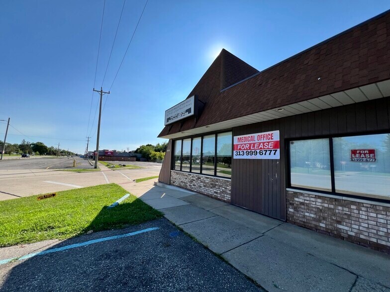 More Photos Of 22001-22027 Kelly Rd, Eastpointe Office For Lease