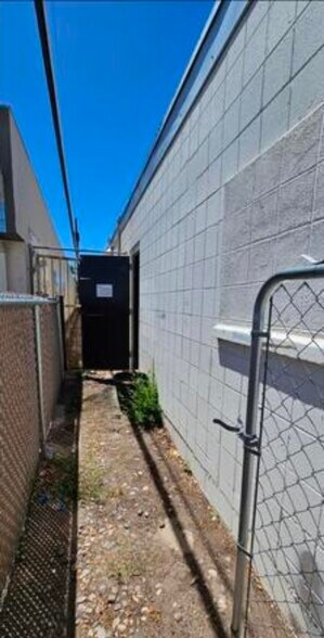 More Photos Of 136 Washington SE, Albuquerque Storefront Retail Office For Sale