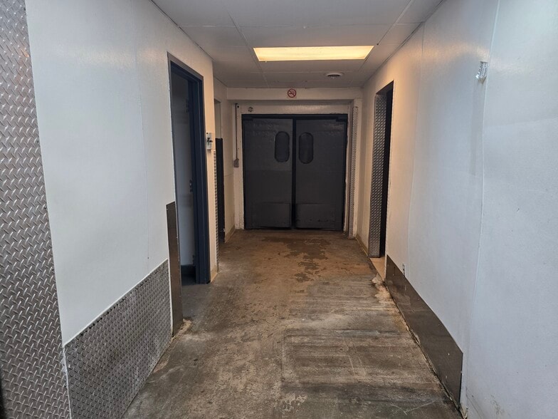More Photos Of 2405 W Ardmore Ave, Chicago Industrial For Sale