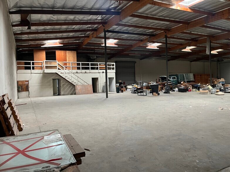 More Photos Of 440 E Walnut Ave, Fullerton Warehouse For Lease