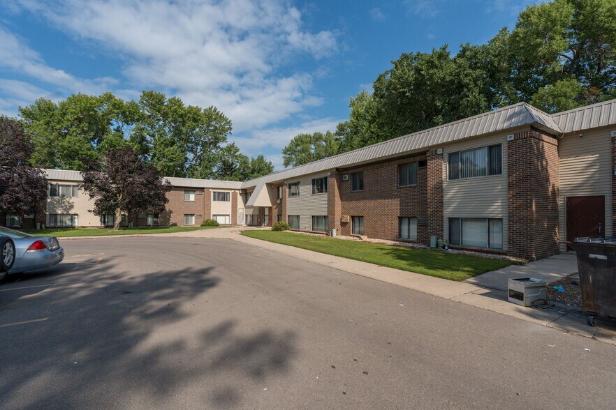 More Photos Of 3200 S Maple Ave, Slayton Apartments For Sale