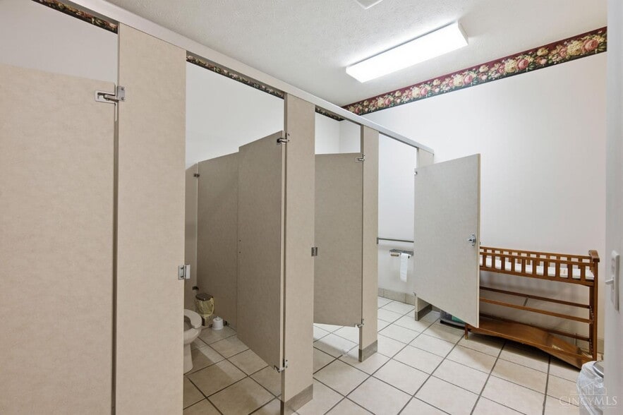 More Photos Of 810 N Broadway St, Lebanon Religious Facility For Sale