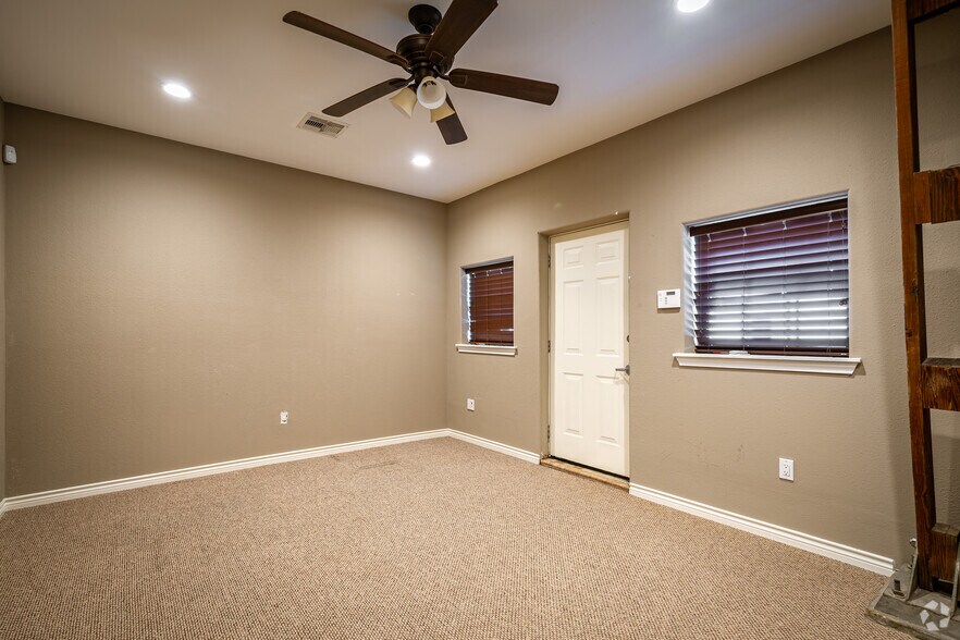 More Photos Of 1618 Callaway Dr, Alvin Warehouse For Lease