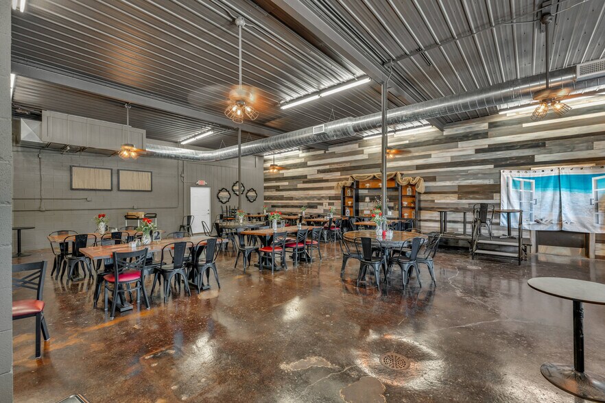 More Photos Of 601 Arizona Ave, Holton General Retail For Sale