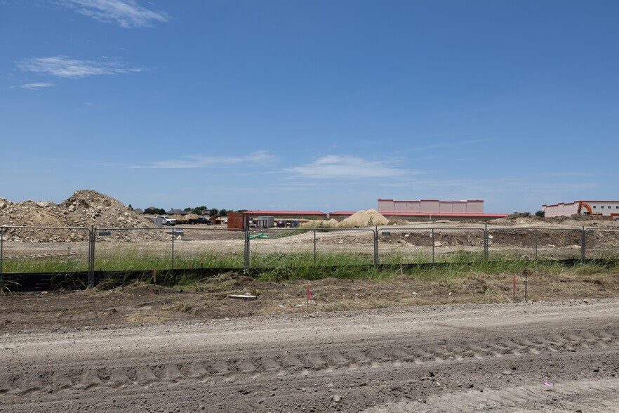 More Photos Of 6001 Old Decatur Rd, Fort Worth Distribution For Sale