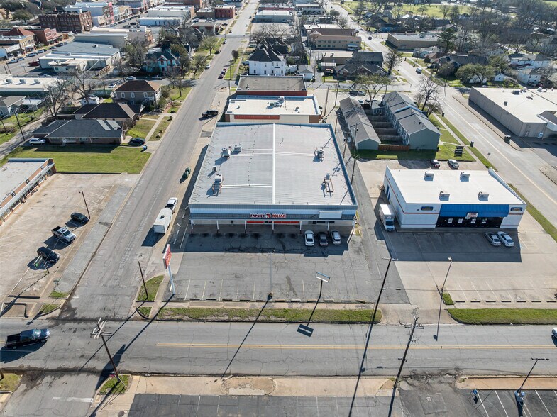 More Photos Of 200 S Armstrong Ave, Denison Storefront For Sale