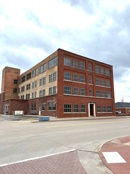 Primary Photo Of 333 N Commercial St, Neenah Office For Lease