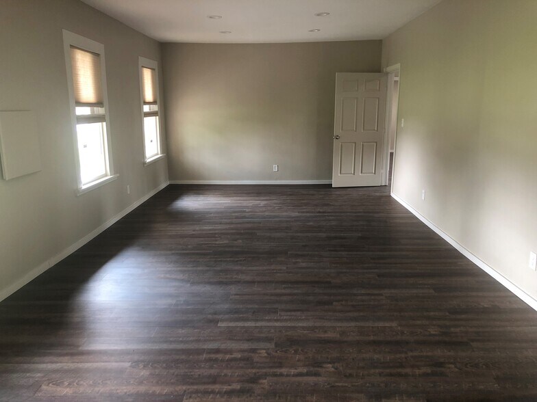 More Photos Of 2217 Hemphill St, Fort Worth Office For Sale