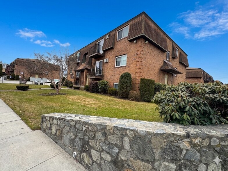 More Photos Of 6 8 12-14 Rosemont Terrace and 50-68 Woonasquatuck, Providence Apartments For Sale