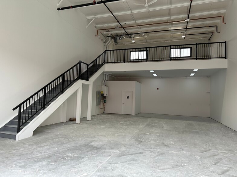 More Photos Of 12 Heatherglen Pl, Calgary Manufacturing For Lease