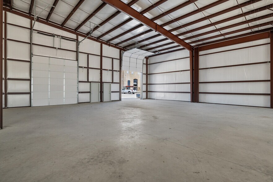 More Photos Of 202 W 1st St, Taylor Flex For Lease