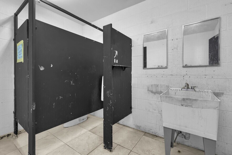 More Photos Of 904 N Main St, Anderson Auto Repair For Sale