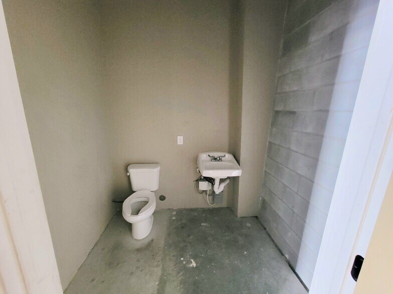 More Photos Of 6501 Ashcroft Dr, Houston Industrial For Lease