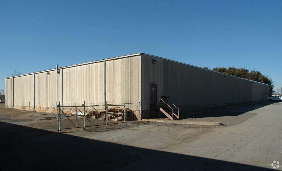 More Photos Of 8665 W Market St, Greensboro Warehouse For Lease