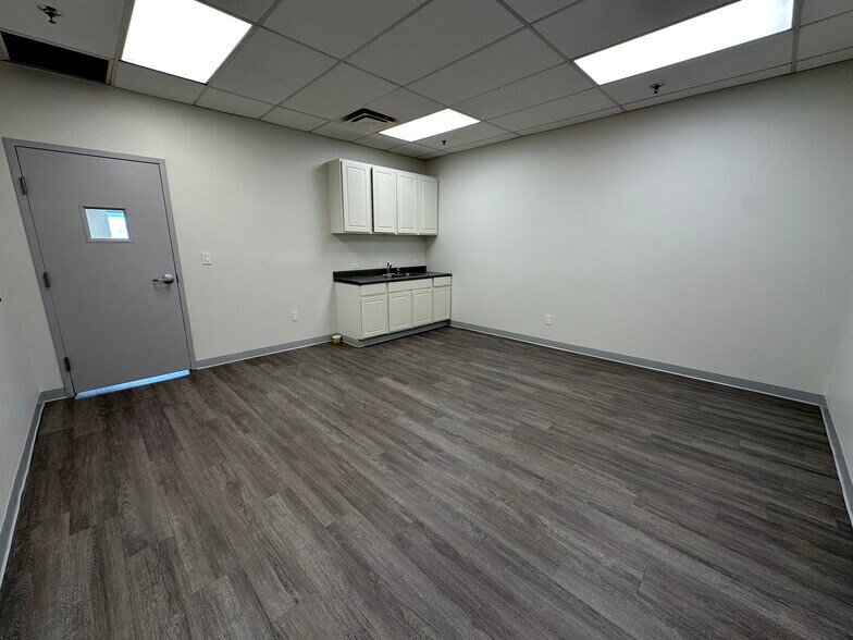 More Photos Of 3338-3344 Democrat Rd, Memphis Distribution For Lease