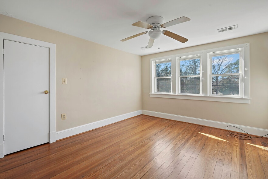 More Photos Of 41 E Colonial Hwy, Hamilton Freestanding For Sale