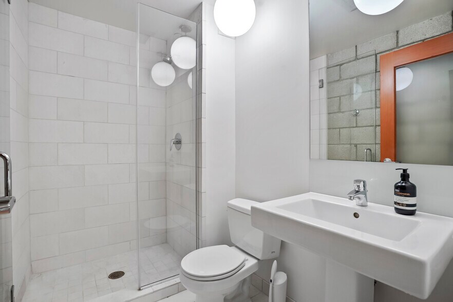 More Photos Of 3450 Cahuenga Blvd W, Los Angeles Office Residential For Lease