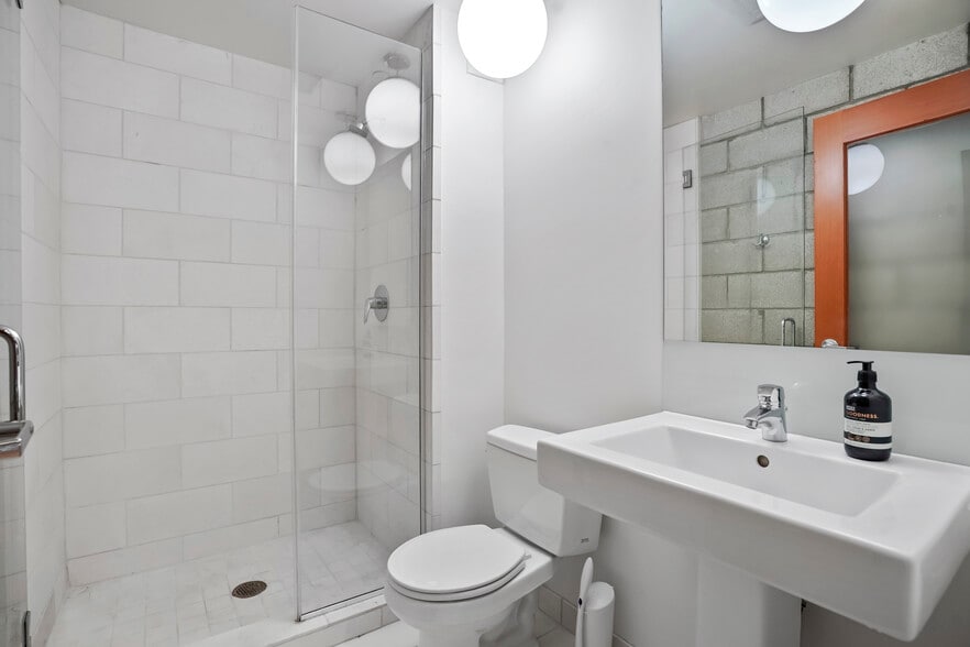 More Photos Of 3450 Cahuenga Blvd W, Los Angeles Office Residential For Lease