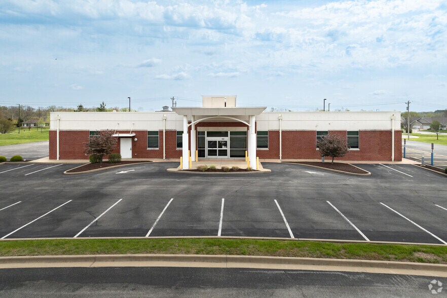 More Photos Of 624 Voris Jost Dr, Waterloo Medical For Lease