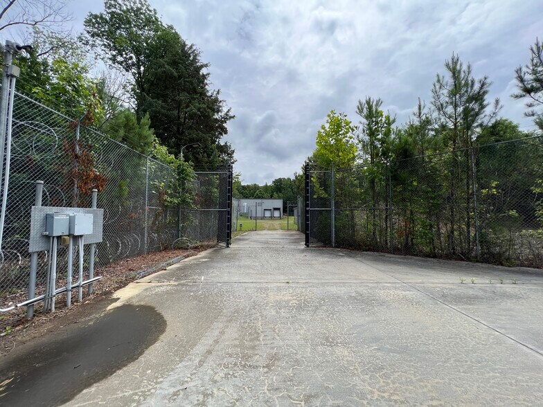 More Photos Of 13117 NC Highway 24/27, Robbins Warehouse For Lease