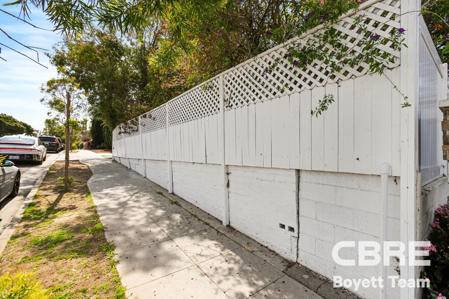 More Photos Of 2302 32nd St, Santa Monica Apartments For Sale