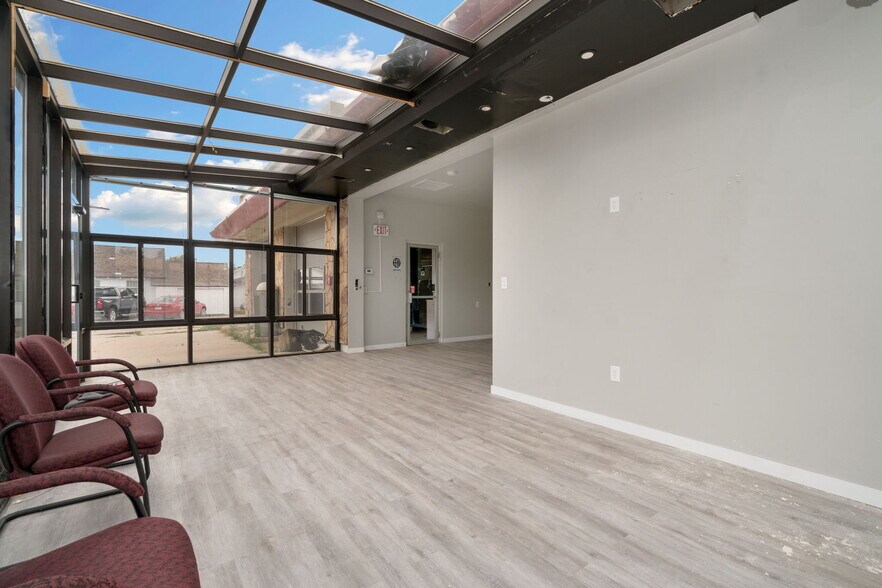 More Photos Of 1822 Logan Ave, Cheyenne Service For Sale