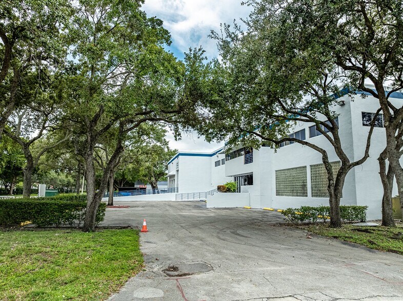More Photos Of 4915 NW 159th St, Miami Lakes Warehouse For Lease