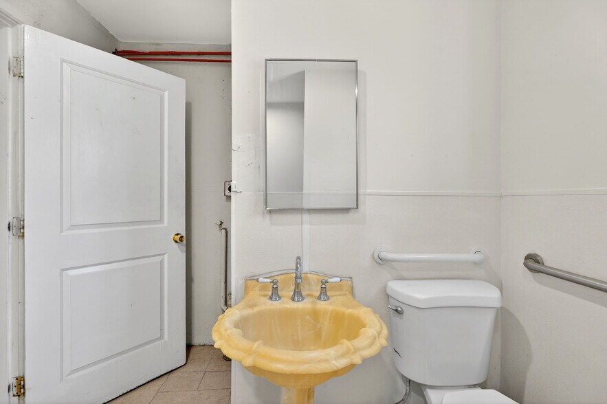More Photos Of 4401 N 16th St, Phoenix Freestanding For Lease