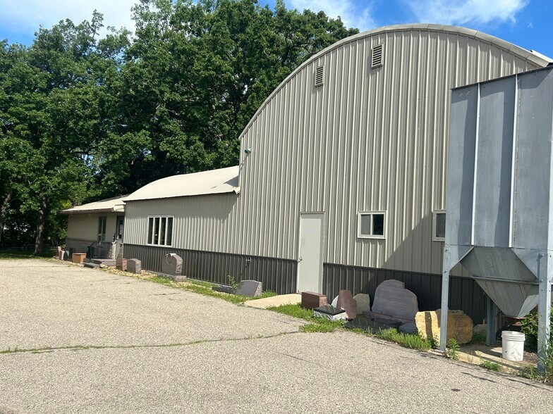 More Photos Of 711 Main St E, Melrose Manufacturing For Sale