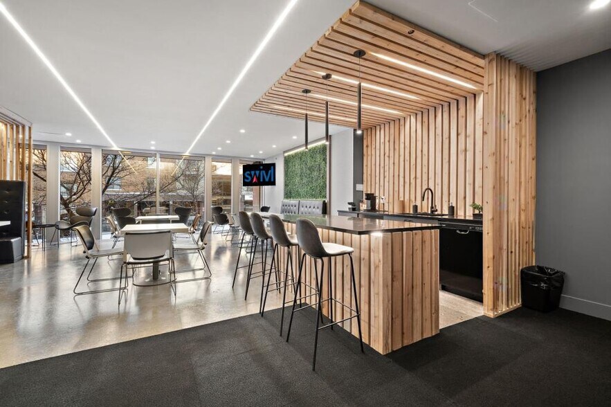 More Photos Of 4950 Ch Queen-Mary, Montréal Coworking Space