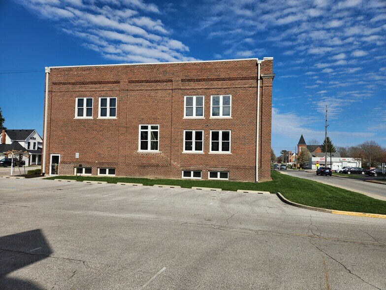 More Photos Of 300 W Broadway St, Greenwood Loft Creative Space For Sale