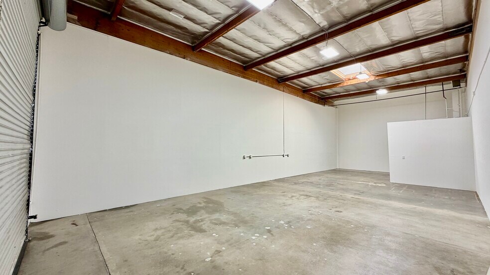 More Photos Of 18320-18330 Oxnard St, Tarzana Unknown For Lease