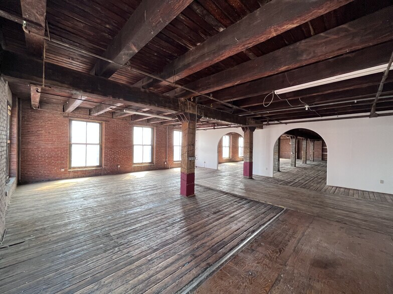 More Photos Of 1420 W 13th Ter, Kansas City Warehouse For Lease