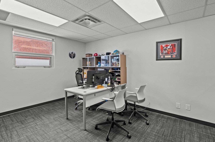 More Photos Of 1099 Guelph St, Kitchener Warehouse For Lease