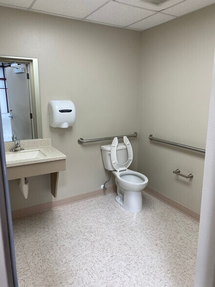 More Photos Of 8950 66th Ct N, Pinellas Park Warehouse For Lease