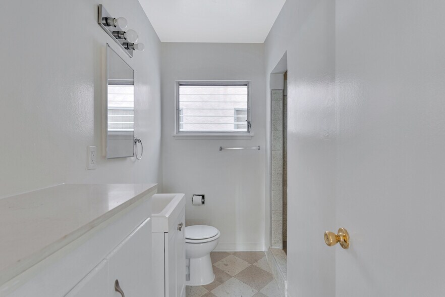 More Photos Of 1531 Corinth Ave, Los Angeles Apartments For Sale