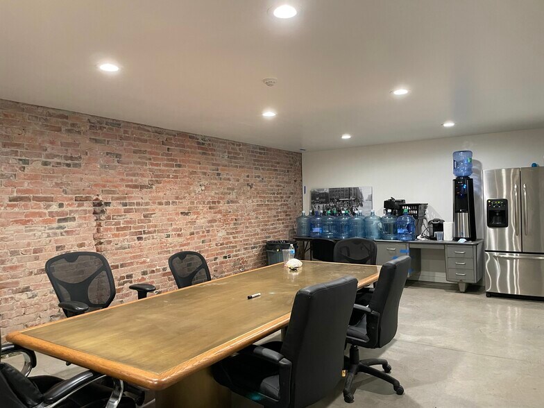 More Photos Of 411 2nd Ave Ext S, Seattle Storefront For Sale