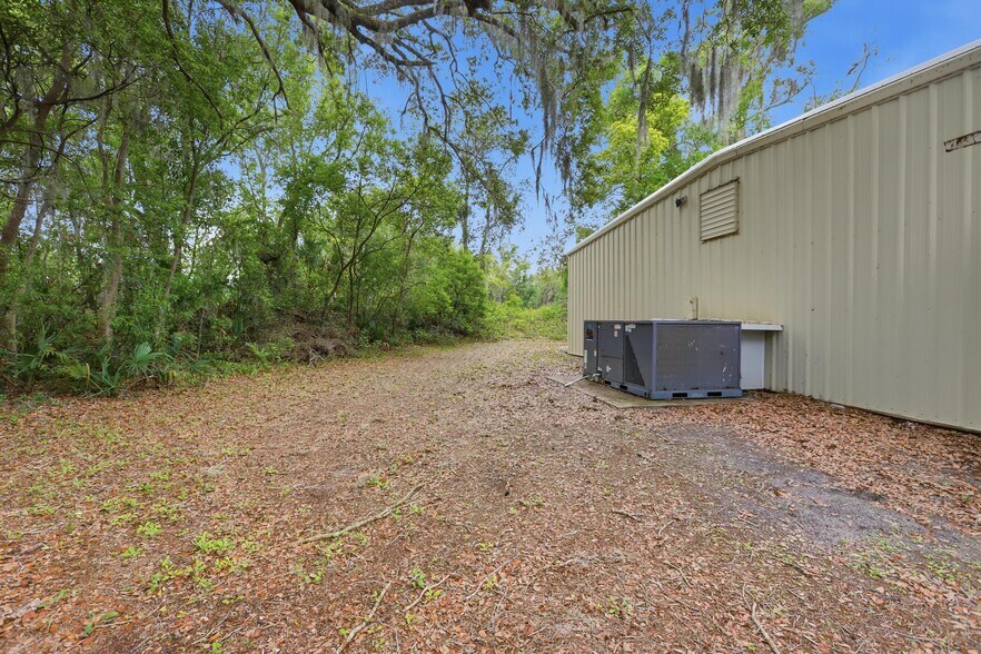 More Photos Of 623 Pleasant St, Lake Helen Flex For Lease